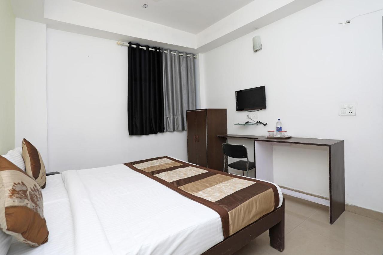 Oyo 11392 The Hotel Grand Hospitality โนอิดา ภายนอก รูปภาพ